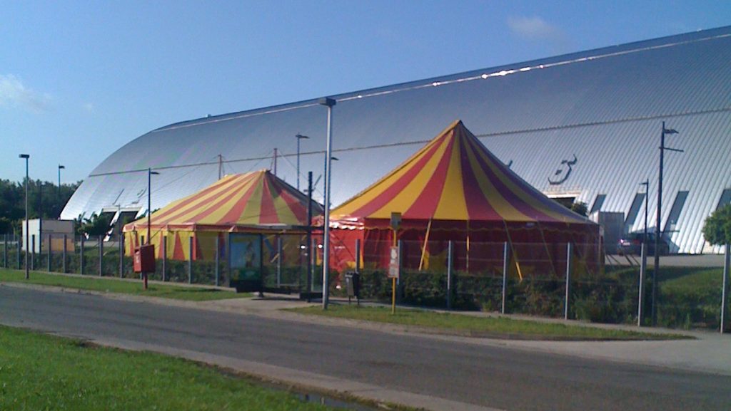 Deux chapiteaux, Le Cirque Moderne